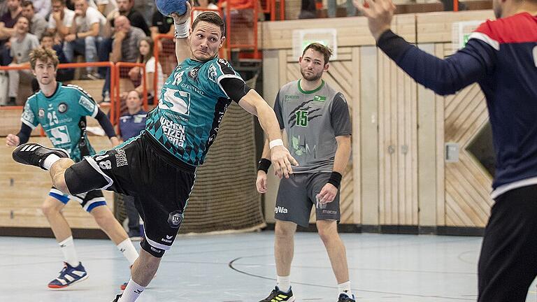 Handball, Bayernliga, SG DJK Rimpar II - HT München - „Ich war fassungslos und konnte nicht jubeln“, sagt Nicolas Gräsl (mit Ball) nach seinem entscheidenden Treffer in der Partie gegen seinen Ex-Verein, bei dem Bruder Benedict (Nummer 15) spielt. Handball, Bayernliga, SG DJK Rimpar II - HT München - „Ich war fassungslos und konnte nicht jubeln“, sagt Nicolas Gräsl (mit Ball) nach seinem entscheidenden Treffer in der Partie gegen seinen Ex-Verein, bei dem Bruder Benedict (Nummer 15) spielt.