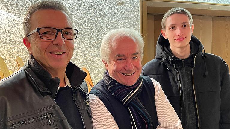 Freuen sich über Nachwuchs-Sänger: (von links) Vorsitzender Andreas Schmidt, Chorleiter Otto Vogel und das jüngste Mitglied Michael Groß. Freuen sich über Nachwuchs-Sänger: (von links) Vorsitzender Andreas Schmidt, Chorleiter Otto Vogel und das jüngste Mitglied Michael Groß.