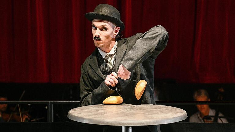 Nicht nur Menschen, auch Brötchen tanzen auf der Bühne des Mainfranken Theaters. Nicht nur Menschen, auch Brötchen tanzen auf der Bühne des Mainfranken Theaters.