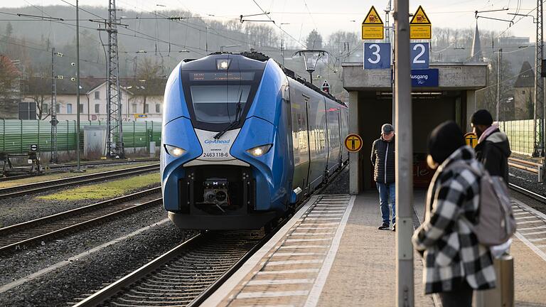 Nach wie vor läuft der Bahnverkehr auf der Strecke Würzburg-Treuchtlingen nicht rund. Im Bild fährt ein blau-weißer Go-Ahead-Zug am Bahnhof in Ochsenfurt ein. Nach wie vor läuft der Bahnverkehr auf der Strecke Würzburg-Treuchtlingen nicht rund. Im Bild fährt ein blau-weißer Go-Ahead-Zug am Bahnhof in Ochsenfurt ein.