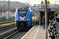 Nach wie vor läuft der Bahnverkehr auf der Strecke Würzburg-Treuchtlingen nicht rund. Im Bild fährt ein blau-weißer Go-Ahead-Zug am Bahnhof in Ochsenfurt ein.