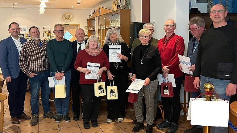Geehrt für 50-jährige Mitgliedschaft (von links): Michael Hombach, Eckhard Ehrenfels, Norbert Kohlmann, Reiner Messerer, Sigrid Lang, Heidi Ludwig, Renate Kübert, Martin Kübert, Bernhard Köhler, Werner Ühlein, Marc Rechenberg. Geehrt für 50-jährige Mitgliedschaft (von links): Michael Hombach, Eckhard Ehrenfels, Norbert Kohlmann, Reiner Messerer, Sigrid Lang, Heidi Ludwig, Renate Kübert, Martin Kübert, Bernhard Köhler, Werner Ühlein, Marc Rechenberg.