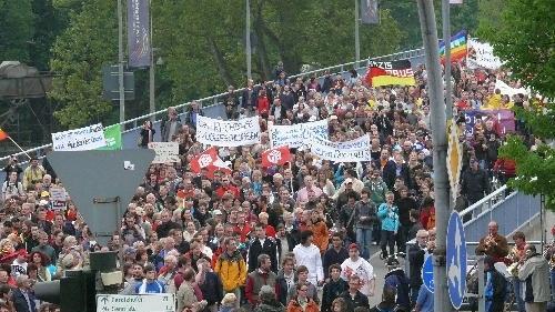 Viele tausend Demonstranten zogen am Maifeiertag aus Protest gegen den Neonazi-Aufmarsch durch Schweinfurt. Die Polizei sorgte schon früh und weit im Umfeld für Sicherheit.