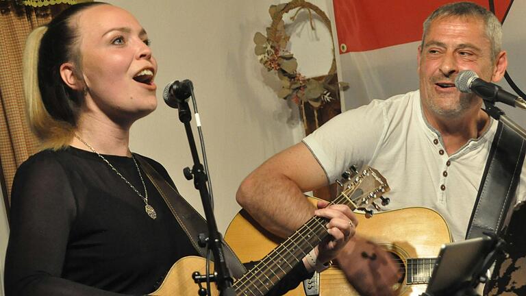 Vanessa Weißenseel, die Nichte von Wirt Uwe Rädlein, war nach einer Baby-Pause wieder am Set – heuer mit Stefan Ulrich, mit dem sie in der Band 'Heimspiel' singt.