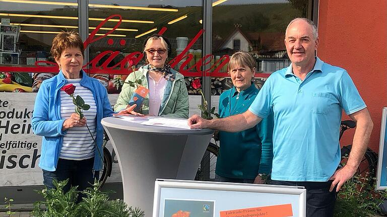 Halten die Rosen für die Mütter bereit: Anni Hebig, Anna Post, Gerdi Heßdörfer und Bürgermeister Karl Gerhard. Halten die Rosen für die Mütter bereit: Anni Hebig, Anna Post, Gerdi Heßdörfer und Bürgermeister Karl Gerhard.