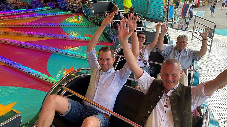 Ein Hoch auf die Laurenzi-Messe: Beim Rundgang über das Festgelände saßen Stadtrat Heinz Richter (von links), seine Kollegin Renate Schneider, Bürgermeister Thomas Stamm sowie Wolfgang Hörnig gemeinsam im Fahrgeschäft.