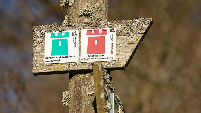'Natur trifft Kultur' in den Haßbergen: Die Erlebnistour ist mit einer roten Burg auf weißem Grund ausgeschildert. 'Natur trifft Kultur' in den Haßbergen: Die Erlebnistour ist mit einer roten Burg auf weißem Grund ausgeschildert.