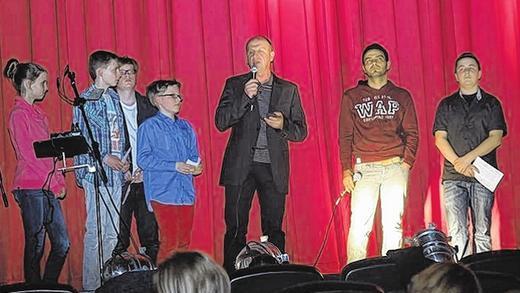 Klagelied: Ein ergreifendes Lied über seine zerstörte Heimat sang der bosnische Imam Zahir Durakovic (Mitte). Rechts im Bild Asylbewerber, die von ihrer Flucht erzählten, links die Schüler der Filmgruppe des Johann-Schöner-Gymnasiums.