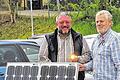Praktische Hilfe: Christof Baare (rechts) hat für Klaus Meyer aus gebrauchten Solarmodulen kleine Speicheranlagen entwickelt, deren Leistung ausreicht, um etwa Essen zu kochen.