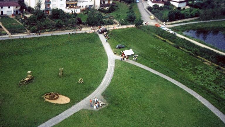 Blick aus der Luft auf den damals für die Rundflüge ausgewählten Start- und Landeplatz auf der Wiese in der Nützelbachaue. Hier befindet sich heute der Kräutergarten.