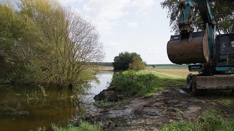 Der Biberdamm am Riedsee wurde nach der schnellen Beseitigung notdürftig wieder geschlossen.  Foto: Anton Then       -  Der Biberdamm am Riedsee wurde nach der schnellen Beseitigung notdürftig wieder geschlossen.  Foto: Anton Then