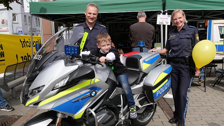 Toller Tag für Maximilian Klüver: Er wurde nicht nur eingeschult, sondern durfte sogar auf dem Polizeimotorrad flankiert von den beiden Verkehrserziehern Uwe Friedel und Silke Reckentin Platz nehmen.