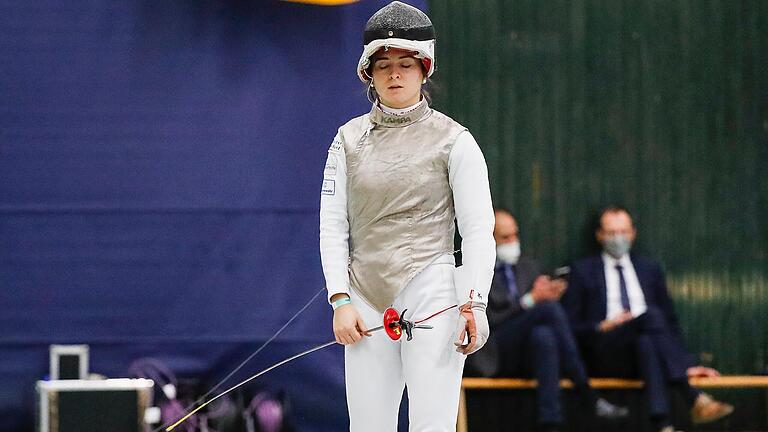 Die Würzburger Florett-Europameisterin Leonie Ebert (hier bei den deutschen Meisterschaften 2021 in Tauberbischofsheim) und ihre Kolleginnen und Kollegen müssen mit der Unsicherheit kämpfen, wie es in ihrer Sportart bis zu Olympia 2024 weitergeht.&nbsp;