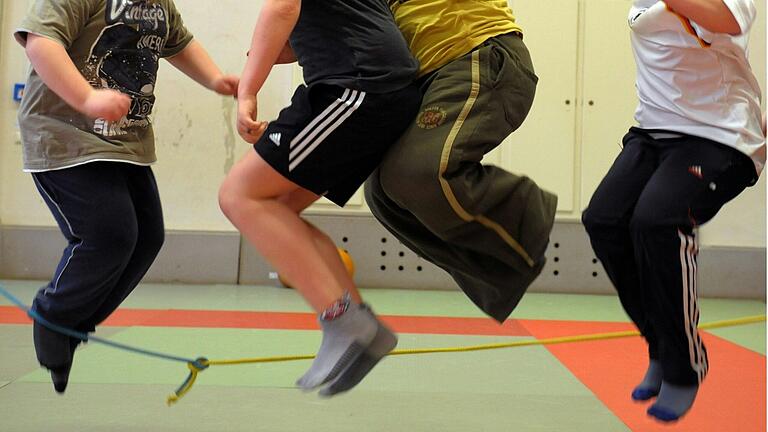 In einer Sporthalle in Hessen nehmen übergewichtige Kinder an einem Sportprogramm teil. In einer Sporthalle in Hessen nehmen übergewichtige Kinder an einem Sportprogramm teil. 