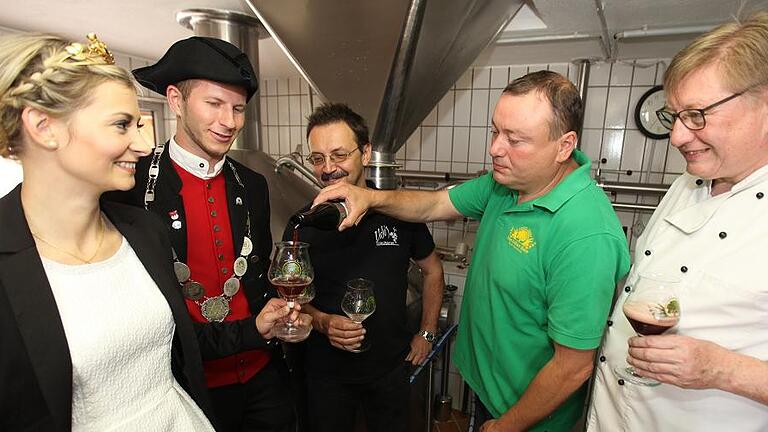 Verkostung: Braumeister Helmut Bayer (Zweiter von rechts) schenkt (von links) Weinprinzessin Elisabeth Goger, Bierprinz Sebastian Gocker, Winzer Udo Vogt und Michael Bayer ein Glas Vinator ein.