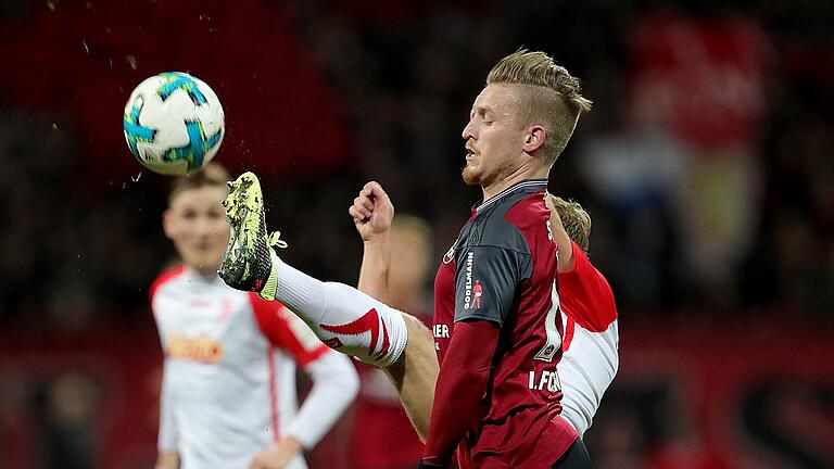 Fussball - 2. Bundesliga - 1. FC Nuernberg - SSV Jahn Regensburg       -  Einziger Neuzugang in der Nürnberger Startformation: Marvin Stefaniak (vorne). Im Hintergrund: Alexander Nandzik vom SSV Jahn Regensburg.