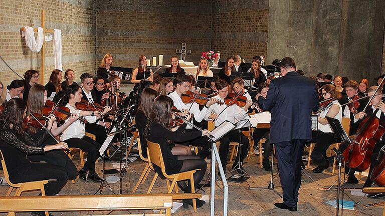 Das das Große Sinfonieorchester des Matthias-Grünewald-Gymnasium spielte das Ehrenamtskonzert für die HypoVereinsbank