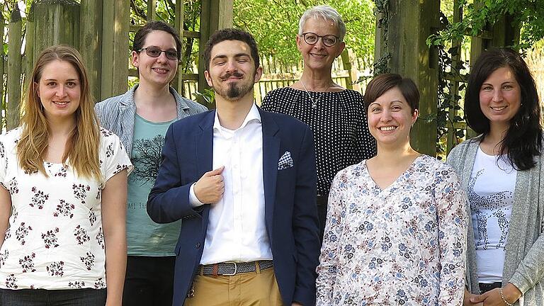 Die Gewinner Dorothea Müller (von links), Dozentin Kerstin Bissinger, die Koordinatorin des LehrLernGartens der Universität Würzburg, Florian Kraus, Bettina Stroh, die Leiterin des UBiZ, Anna-Carina Witzel und Christine Thorn, eine pädagogische Mitarbeiterin des UBiZ. Die Gewinner Dorothea Müller (von links), Dozentin Kerstin Bissinger, die Koordinatorin des LehrLernGartens der Universität Würzburg, Florian Kraus, Bettina Stroh, die Leiterin des UBiZ, Anna-Carina Witzel und Christine Thorn, eine pädagogische Mitarbeiterin des UBiZ.