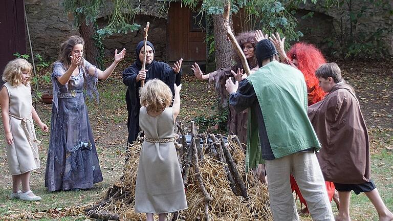 Hexensabbat im Probstenhof: So stellten sich die Menschen zur Zeit der Hexenverfolgungen das Treiben von teuflischen Wesen und das Beschwören der Geister vor.