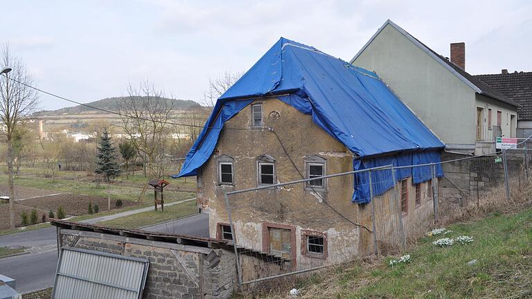 Die Plane muss runter: Alte Synagoge in Laudenbach. Das Foto stammt vom März 2017.