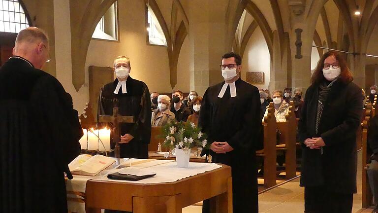 Das Rationale und Soziale soll sich mit dem Heiligen verbinden: In St. Johannis wurde Carsten Bräumer (Mitte) durch Dekan Oliver Bruckmann (links) feierlich in sein neues Amt eingeführt durch Dekan Oliver Bruckmann. Mit am Altar der scheidende Geschäftsführer des Diakonischen Werks Schweinfurt, Jochen-Keßler-Rosa, und Bräumers Ehefrau&nbsp;Marion Bräumer-Bischoff.