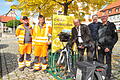 Die Bauhof-Mitarbeiter Christian Marschall (von links) und Lutz Manuel, Zweiter Bürgermeister Reinhold Giebfried sowie Walter Dietz und Günter Jira vom Bayernwerk waren bei der Einweihung der neuen E-Bike-Ladestation in Hofheim dabei.