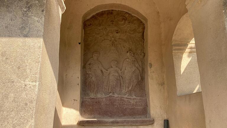 Das Sandsteinrelief an der Rückwand des Bildstocks.