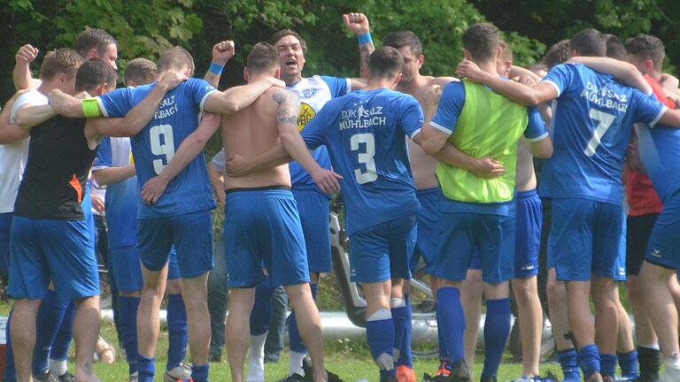 Jubel bei der DJK Salz/Mühlbach nach dem 2:2-Ausgleich in letzter Sekunde im Spiel bei der SG Mellrichstadt/Frickenhausen. Ein Punkt, mit dem die Mannschaft um Spielertrainer Oliver Stumpf die Tür zur Meisterschaft in der Kreisklasse Rhön 2 und den erstmaligen Aufstieg in die Kreisliga weit aufgestoßen hat. Jetzt muss Salz/Mühlbach mit einem Heimsieg gegen die SG Brendlorenzen/Windshausen nur noch durch die Tür.&nbsp;