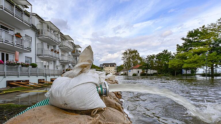 Hochwasser in Brandenburg - Schreckmoment in Eisenhüttenstadt: In einem Stadtteil wurde in der Nacht ein Sandsack-Wall unterspült, die Feuerwehr musste rasch reagieren. Hochwasser in Brandenburg - Schreckmoment in Eisenhüttenstadt: In einem Stadtteil wurde in der Nacht ein Sandsack-Wall unterspült, die Feuerwehr musste rasch reagieren.
