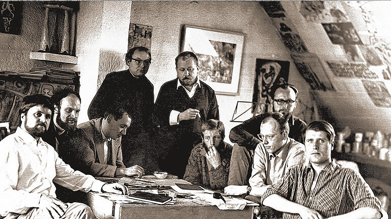 SPUR und WIR: Die Gruppen SPUR und WIR im Münchner Atelier von Lothar Fischer, 1965. Von links: Lothar Fischer, Heimrad Prem, Heino Naujoks, Reinhold Heller, Helmut Rieger, Hans Matthäus Bachmayer, Florian Köhler, Helmut Sturm und HP Zimmer.