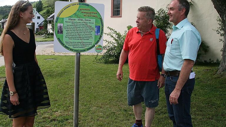 Reinhold Meurer (Mitte) mit Retzstadts Weinprinzessin Lena Müller und dem Bürgermeister Karl Gerhard bei der Einweihung des &bdquo;Energiewegs&rdquo; 2017.