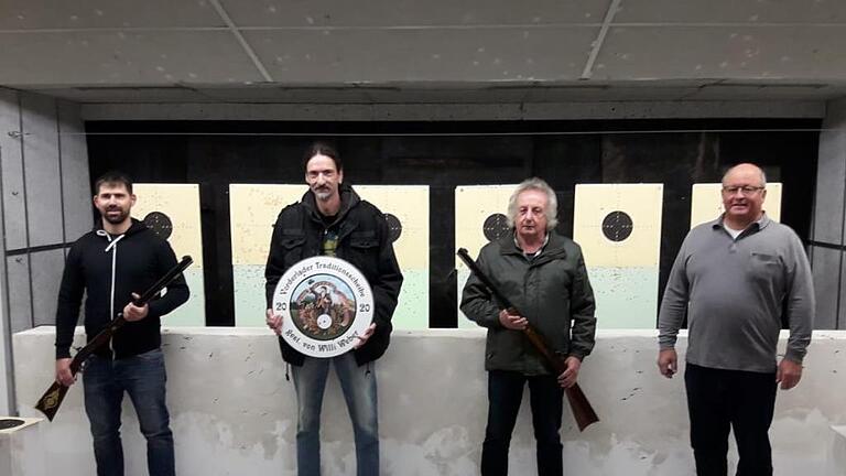 Die erfolgreichen Schützen im Wettbewerb auf die Vorderlader-Traditionsscheibe (von links): 2. Andre Günther, 1. Burkard Bischof, 3. Manfred Kaufmann und 2. Schützenmeister Artur Haupt.  Foto: Madline Haupt       -  Die erfolgreichen Schützen im Wettbewerb auf die Vorderlader-Traditionsscheibe (von links): 2. Andre Günther, 1. Burkard Bischof, 3. Manfred Kaufmann und 2. Schützenmeister Artur Haupt.  Foto: Madline Haupt