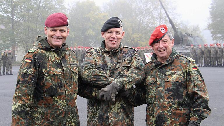 Im Herbst 2014 wurde Ernst Otto Berk (rechts) bei einem feierlichen Appell in der Balthasar-Neumann-Kaserne in Veitshöchheim verabschiedet. Hier mit&nbsp;Divisions-Kommandeur Generalmajor Bernd Schütt (Mitte) und Berks Nachfolger, Brigadegeneral Andreas Helmut Hannemann.