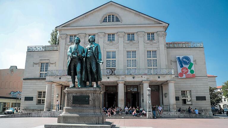 Das Goethe- und-Schiller-Denkmal vor dem Deutschen Nationaltheater in Weimar.