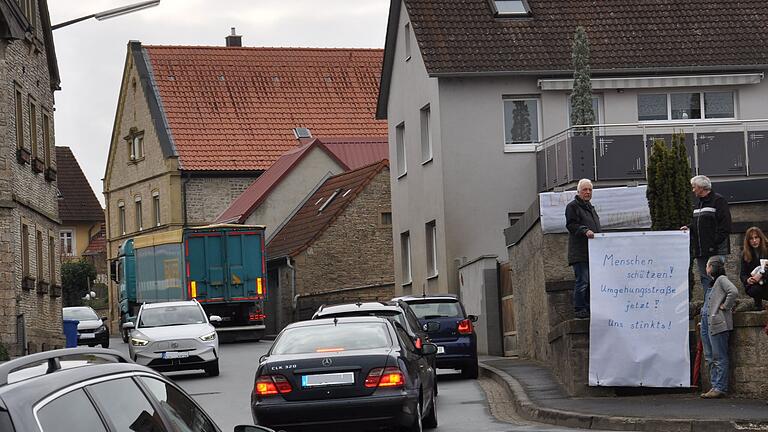 Einige engagierte Prosselsheimer demonstrierten gegen den schleppenden Ausbau der Umgehungsstraße.