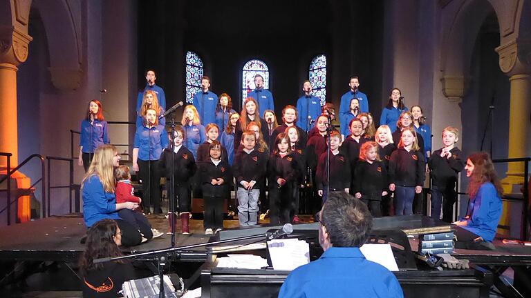 Beieindruckend: jung und doch konzentriert präsentierten sich die 15 'Gospel Sparrows' und die zwölf  'Gospelkids' bei ihren 21 Liedern unter Leitung von Jörg Wöltche am Klavier.Thomas Ahnert       -  Beieindruckend: jung und doch konzentriert präsentierten sich die 15 'Gospel Sparrows' und die zwölf  'Gospelkids' bei ihren 21 Liedern unter Leitung von Jörg Wöltche am Klavier.Thomas Ahnert