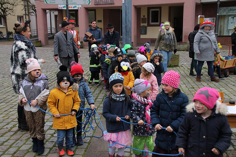 Die Kindergartenkinder holten Bürgermeister Jürgen Lippert beim Rathaussturm gefesselt auf den Markplatz.