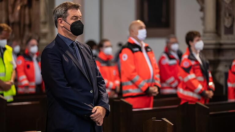 Markus Söder beim Gedenkgottesdienst für die Opfer der Messerattacke in Würzburg. Im Interview mahnt der Ministerpräsident zu Besonnenheit bei der Aufklärung der Tatumstände.