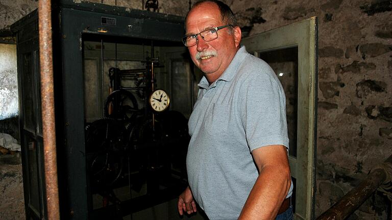 Alle 24 Stunden kontrolliert Guido Jörg das Uhrwerk und zieht die Gewichte hoch, dass die Untereßfelder die exakte Zeit am Kirchturm ablesen können.