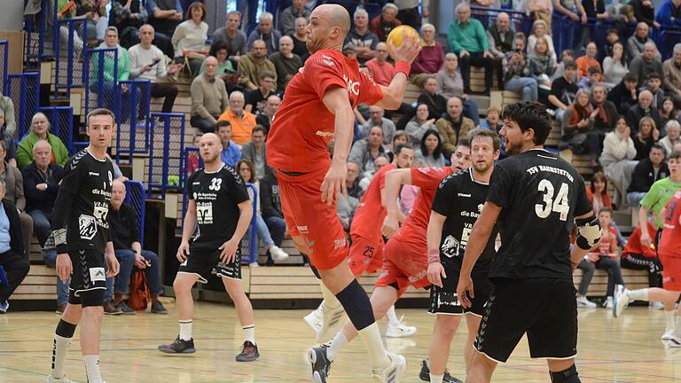 Kaum zu stoppen: Lukas Horky (am Ball) vom TSV Lohr war mit zehn Treffern bester Werfer der Partie.