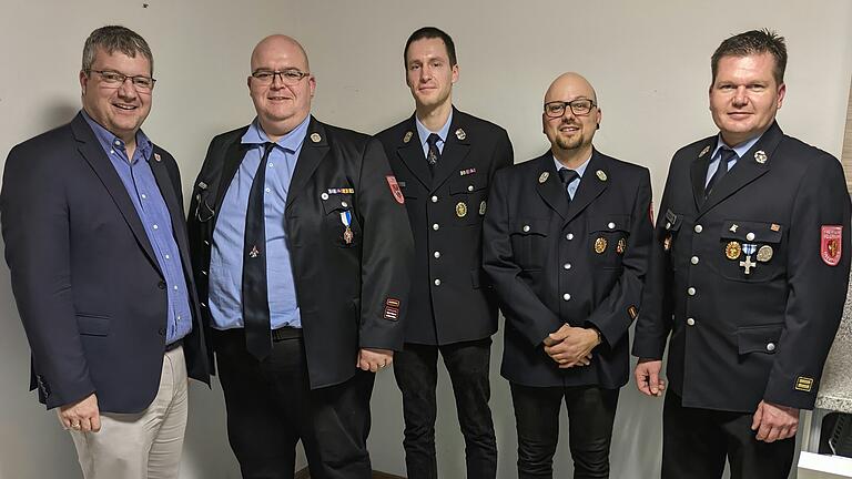 Bürgermeister Peter Kraus gratulierte Frank Friedrich gemeinsam mit zweitem Kommandanten Julian Brehm, dem federführenden Kommandanten Alexander Brehm und Kreisbrandmeister Dominik Mroz (von links) zur Wiederwahl als erster Kommandant der Feuerwehr Greßhausen.