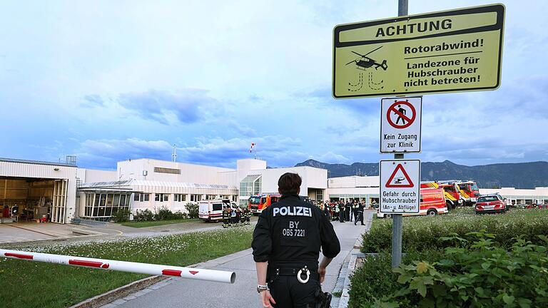 Polizeieinsatz in Murnau - Notaufnahme abgesperrt.jpeg       -  Polizisten und Einsatzkräfte der Feuerwehr stehen vor der abgeriegelten Notaufnahme des Unfallklinikums Murnau.