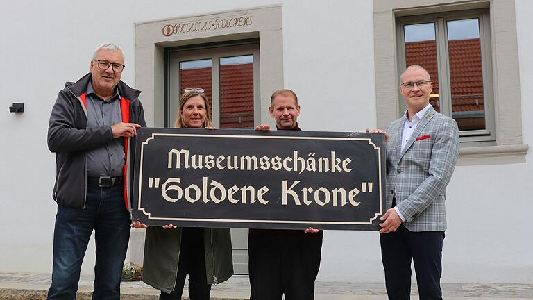 Sie suchen nach einem Wirt für die 'Goldene Krone' in Mönchsondheim: (von links) Iphofens Bauamtsleiter Matthias Kurth, Tourismuschefin Claudia Bellanti, Museumsleiter Robert Schäfer und Bürgermeister Dieter Lenzer.