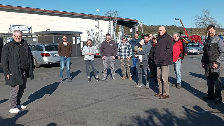 Bürgermeister Willi Warmuth (links) freut sich über das große Interesse an Streuobstbäumen. 116 hochstämmige Obstbäume wurden auf dem Gelände der Firma Landtechnik Müller in Holzhausen im Rahmen des Streuobstpaktes an Bürgerinnen und Bürger übergeben. Bürgermeister Willi Warmuth (links) freut sich über das große Interesse an Streuobstbäumen. 116 hochstämmige Obstbäume wurden auf dem Gelände der Firma Landtechnik Müller in Holzhausen im Rahmen des Streuobstpaktes an Bürgerinnen und Bürger übergeben.