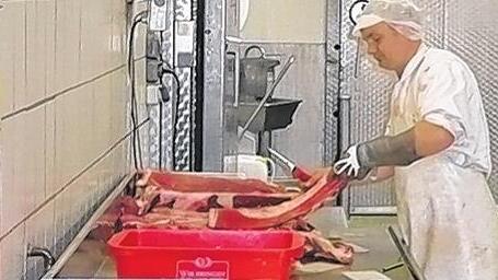 Viel zu tun: Über 25 000 Schweine werden pro Jahr im Bad Neustädter Betrieb geschlachtet und verarbeitet.