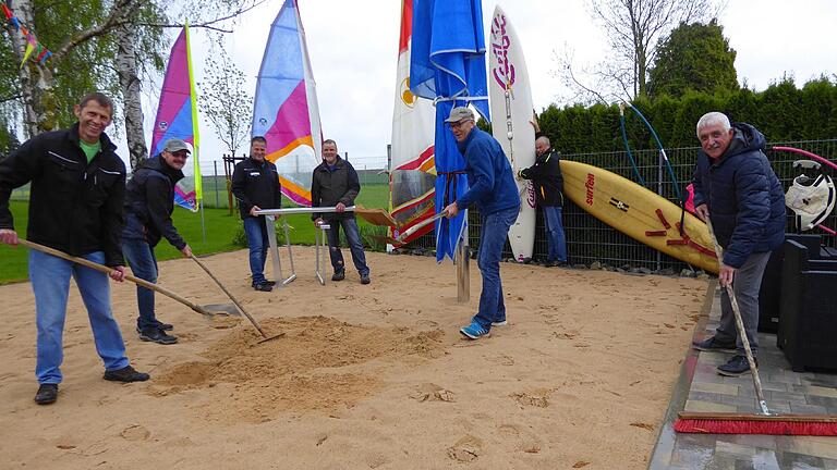 Vor der Eröffnung des Gelchsheimer Freibades am Gaubahnradweg sind (von links) Gerhard Spänkuch, Axel Heimann, Stefan Fach, Benno Wald, Thomas Esslinger, Franz Mark und Adam Weisenberger noch mit Hochdruck an den Erneuerungs-und Verschönerungsarbeiten beschäftigt.