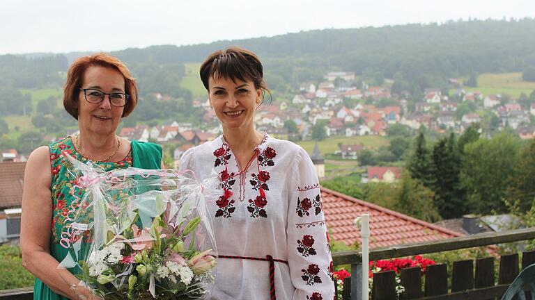 Auch bei verregnetem Wetter ist der Ausblick schön. Hannelore Baier (links) verabschiedet sich von ihrer Sonnenkanzel. Valentyna Bader führt Pension und Café weiter. Foto: Julia Raab       -  Auch bei verregnetem Wetter ist der Ausblick schön. Hannelore Baier (links) verabschiedet sich von ihrer Sonnenkanzel. Valentyna Bader führt Pension und Café weiter. Foto: Julia Raab