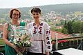 Auch bei verregnetem Wetter ist der Ausblick schön. Hannelore Baier (links) verabschiedet sich von ihrer Sonnenkanzel. Valentyna Bader führt Pension und Café weiter. Foto: Julia Raab       -  Auch bei verregnetem Wetter ist der Ausblick schön. Hannelore Baier (links) verabschiedet sich von ihrer Sonnenkanzel. Valentyna Bader führt Pension und Café weiter. Foto: Julia Raab