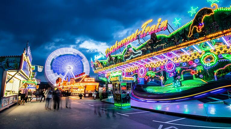 Es ist wieder Volksfestzeit! Nach zwei Jahren Pandemie kann wieder gefeiert werden. Hier ein Bild vom Würzburger Frühjahrsvolksfest im April 2019.