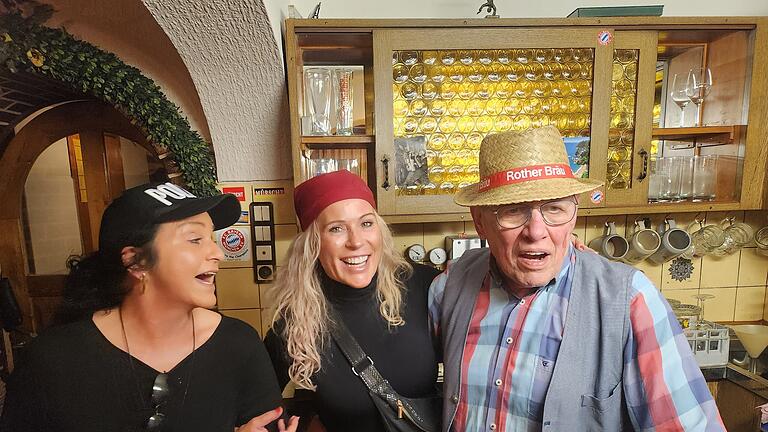 Die Kneipe Mangold in Münnerstadt - Hubert Mangold mit der nächsten Generation Stammgäste: Uschi (links) und Nicole beim Kappenabend 2025. Die Kneipe Mangold in Münnerstadt - Hubert Mangold mit der nächsten Generation Stammgäste: Uschi (links) und Nicole beim Kappenabend 2025.